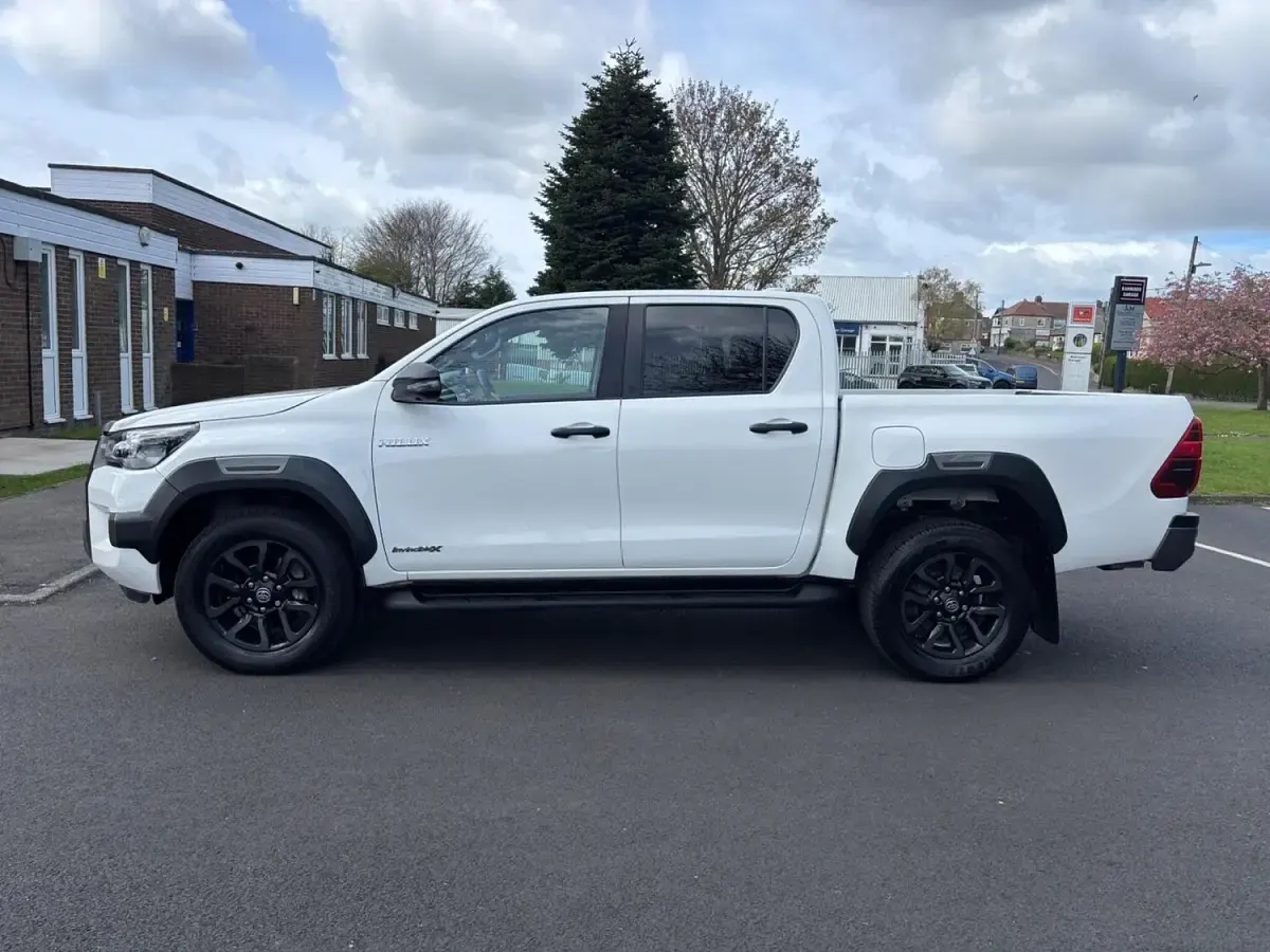 Used Toyota HiLux 201 HP (147 kW) 2022 White Pickup