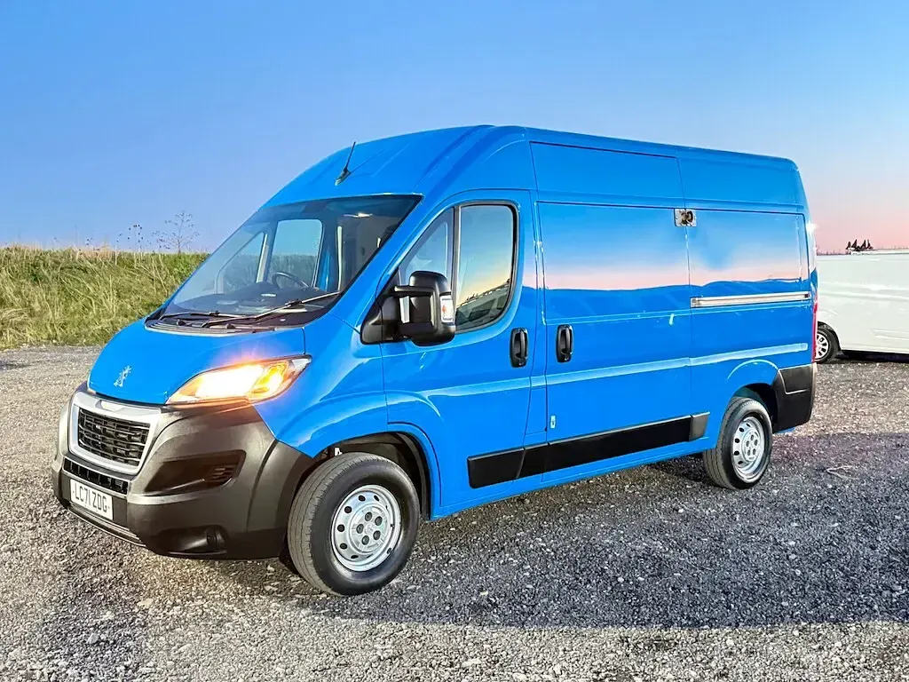 Used Peugeot Boxer S 140 HP (102 kW) 2021 Blue Van