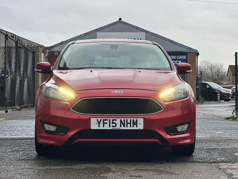 Used Ford Focus Zetec 120 HP (88 kW) 2015 Red Hatchback