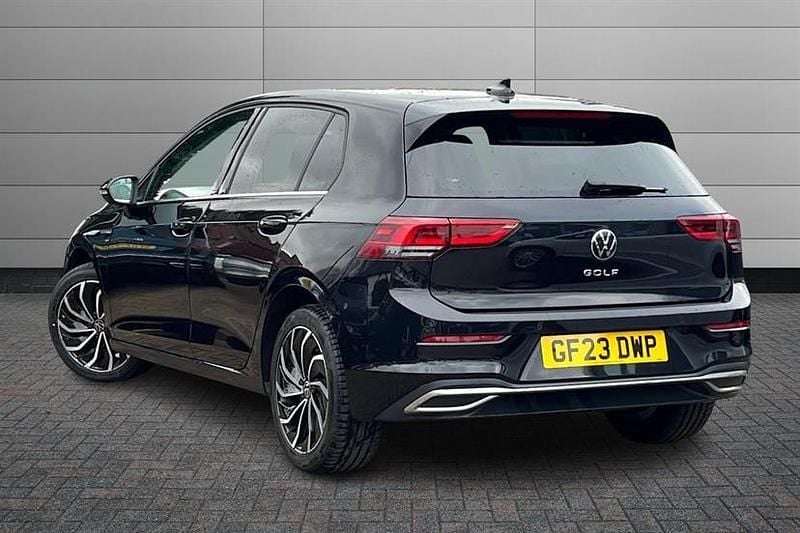 Second-hand VW Golf VIII Edition 150 CP (110 kW) 2023 Negru Hatchback