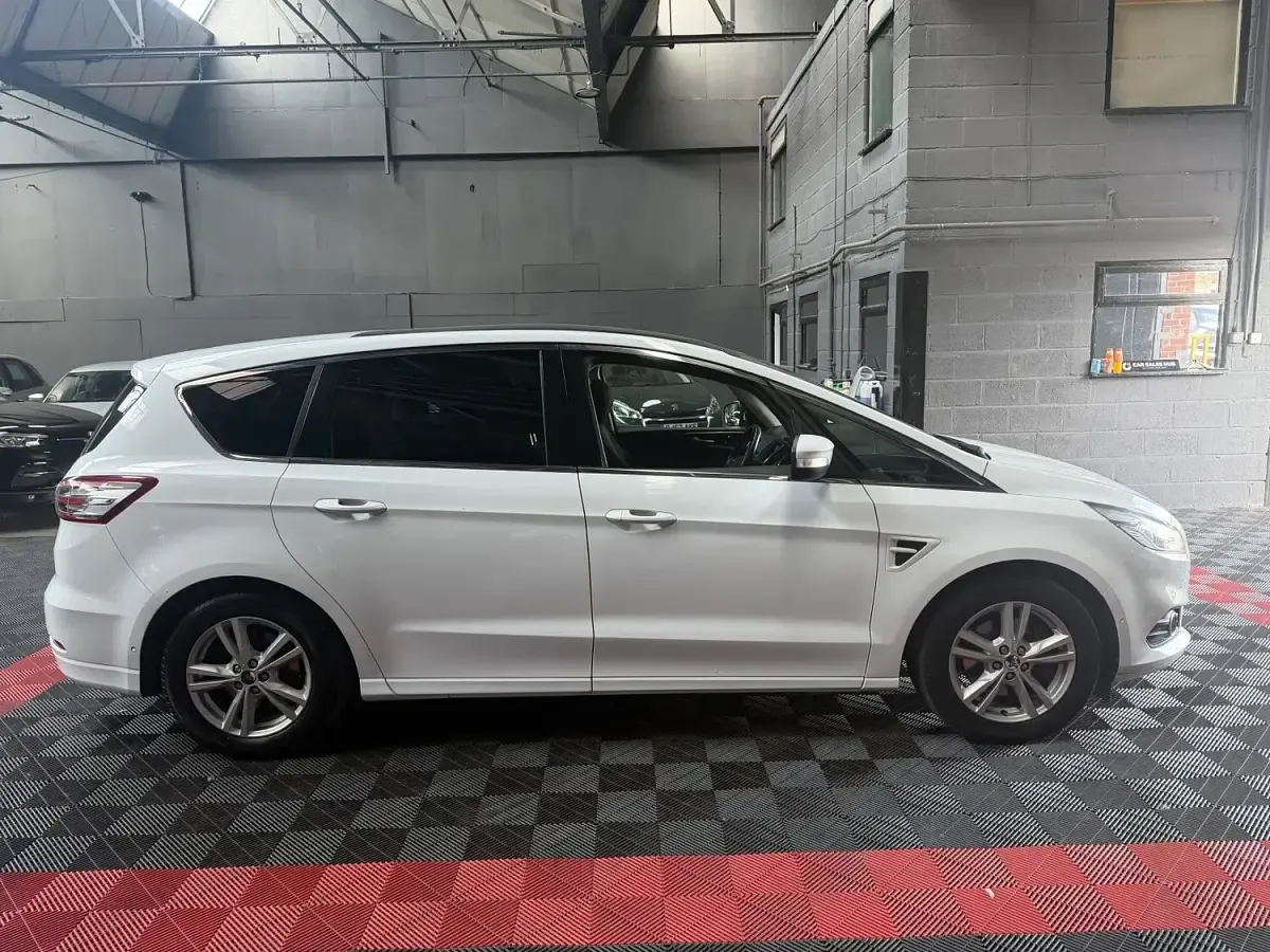 Used Ford S-MAX Titanium 180 HP (132 kW) 2015 White MPV