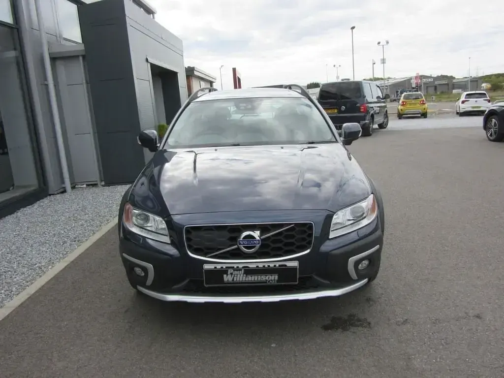 Usado Volvo XC70 SE Lux 215 CV (158 kW) 2013 Azul Familiar