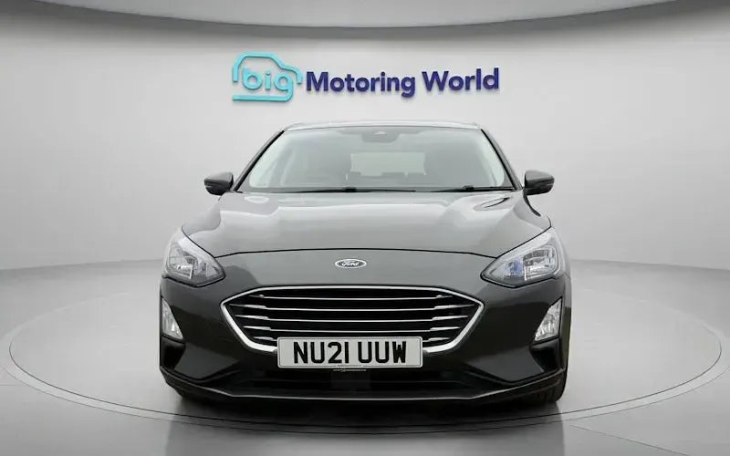 Begagnad Ford Focus Titanium 120 HK (88 kW) 2021 Grå Halvkombi