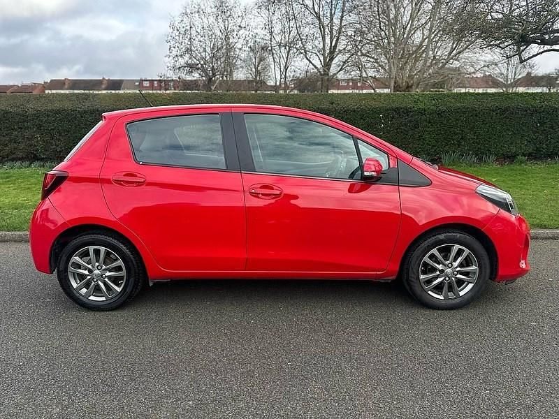 Used Toyota Yaris 99 HP (72 kW) 2014 Red Hatchback