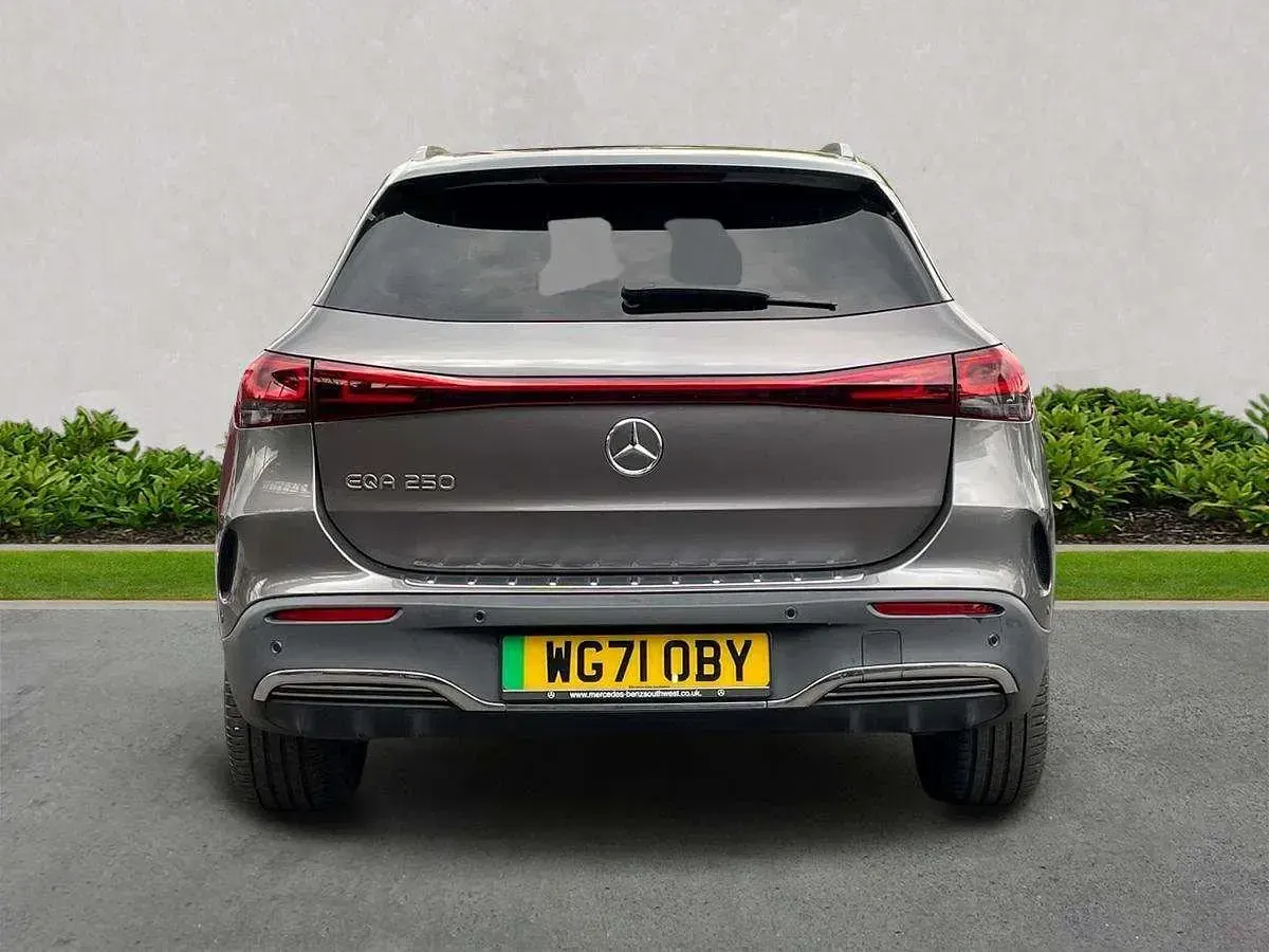 Begagnad Mercedes EQA250 AMG line 139 kW (190 HK) 2021 Grå SUV