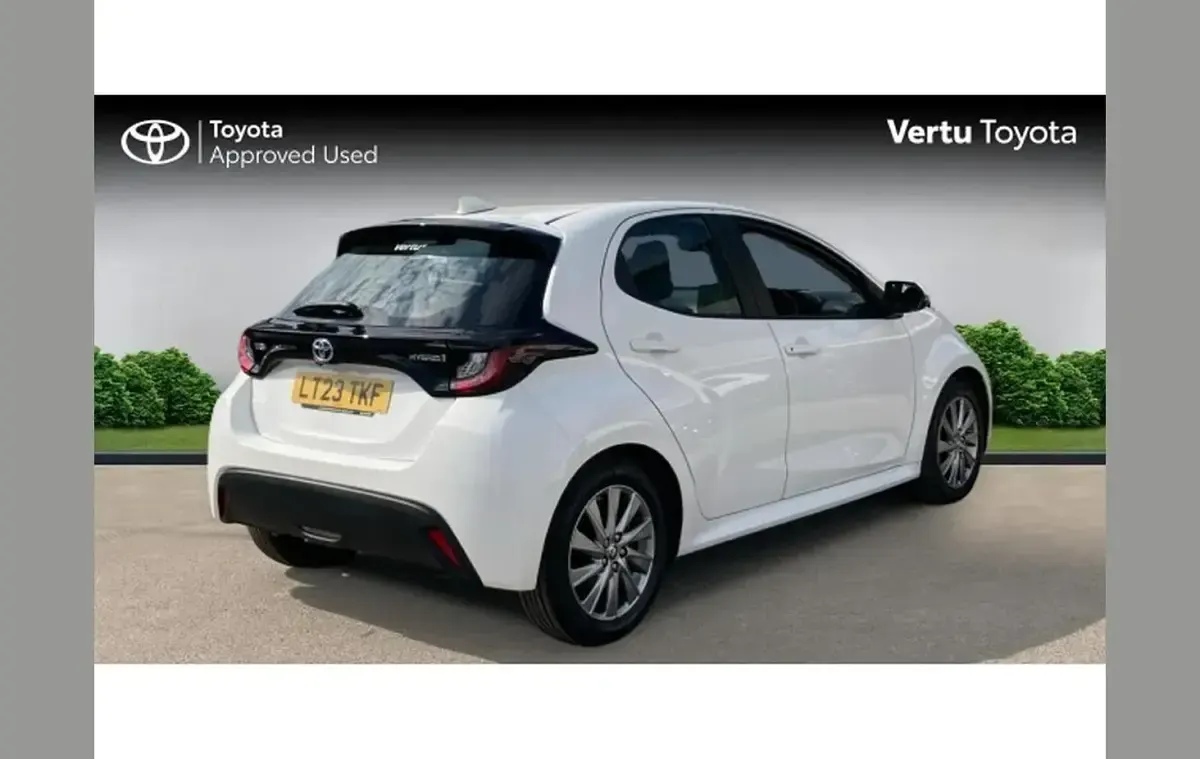 Used Toyota Yaris 116 HP (85 kW) 2023 White Hatchback