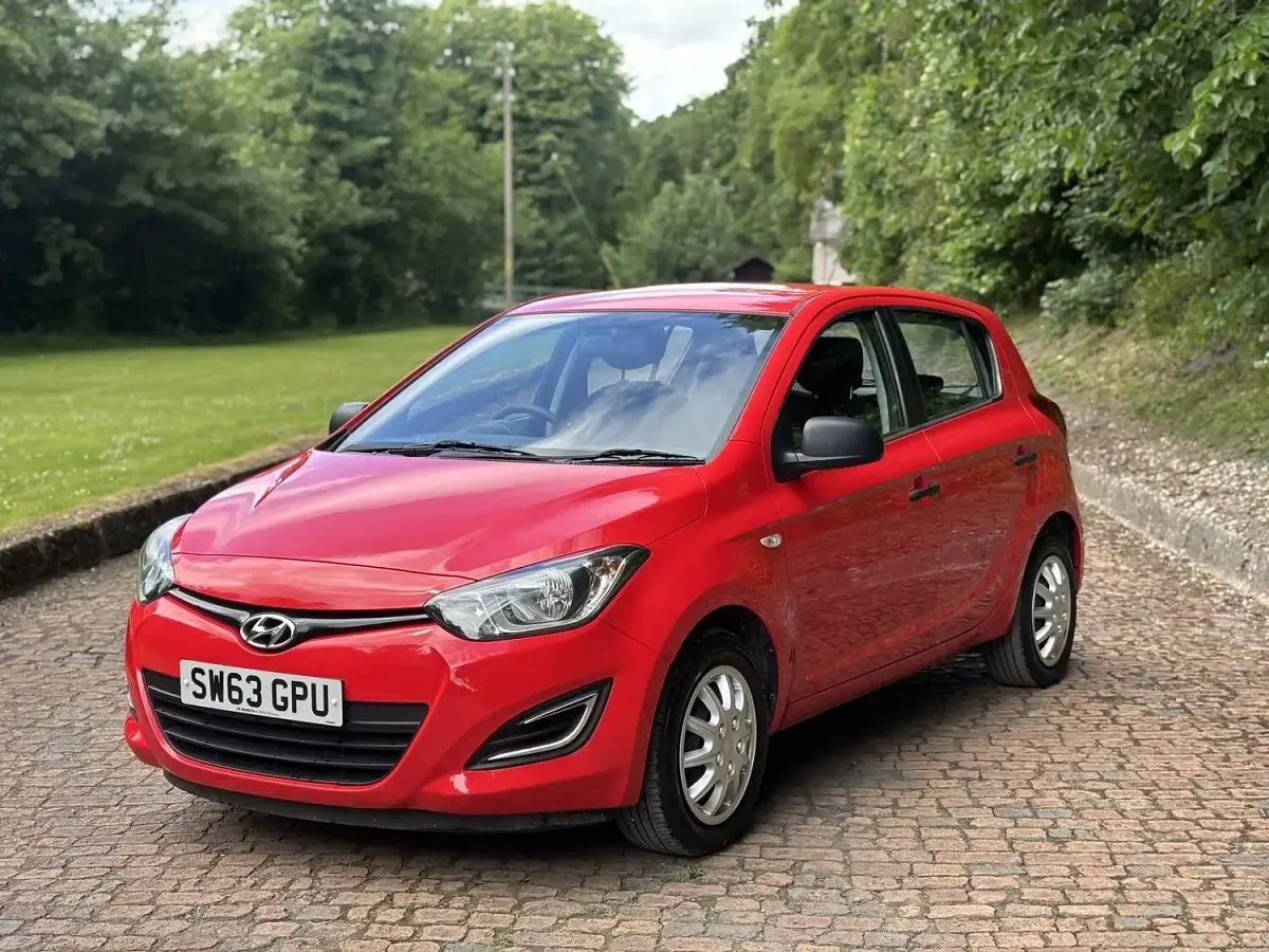 Used Hyundai i20 Classic 86 HP (63 kW) 2013 Red Hatchback