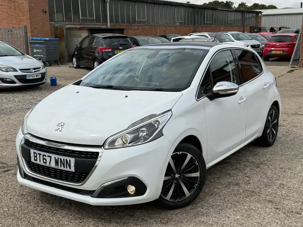 Used Peugeot 208 Allure Premium 80 HP (58 kW) 2017 White Hatchback