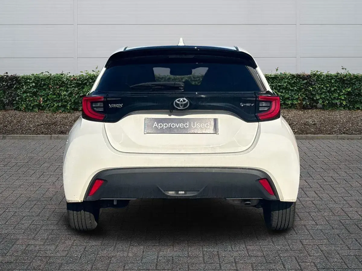 Used Toyota Yaris Design 116 HP (85 kW) 2024 White Hatchback