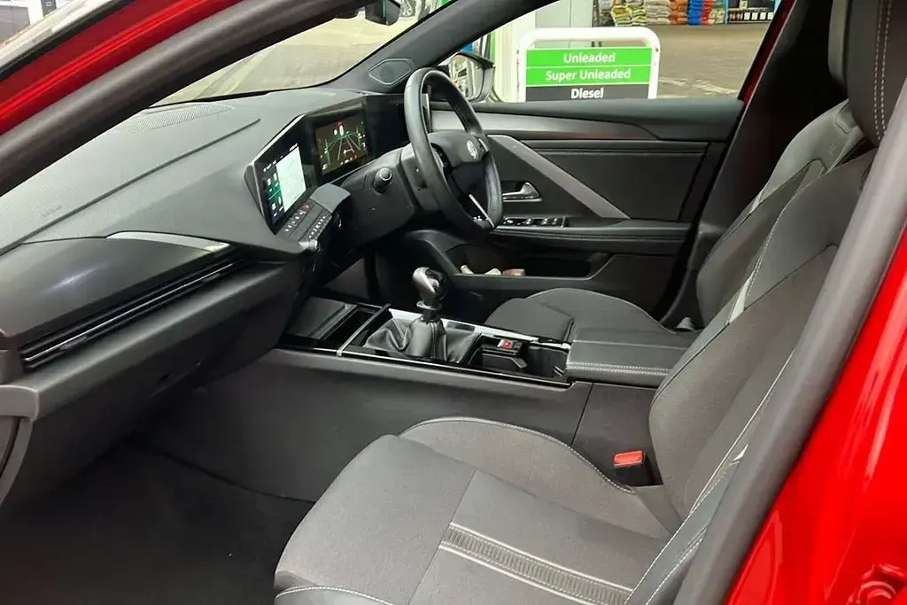 Używany Vauxhall Astra S 131 KM (96 kW) 2024 Czerwony Hatchback