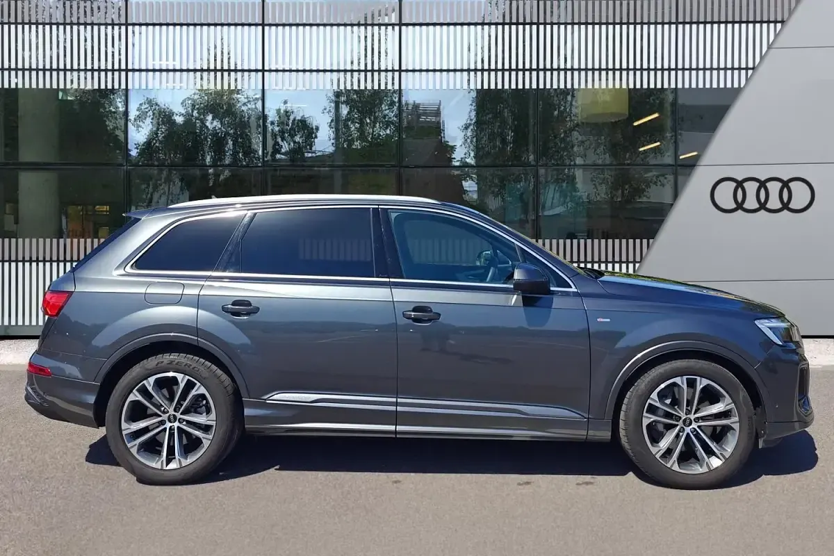Begagnad Audi Q7 S-Line 228 HK (167 kW) 2025 Grå SUV