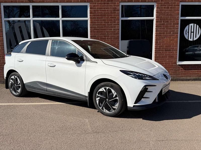 Begagnad MG MG4 EV SE 319 kW (435 HK) 2023 Vit Halvkombi