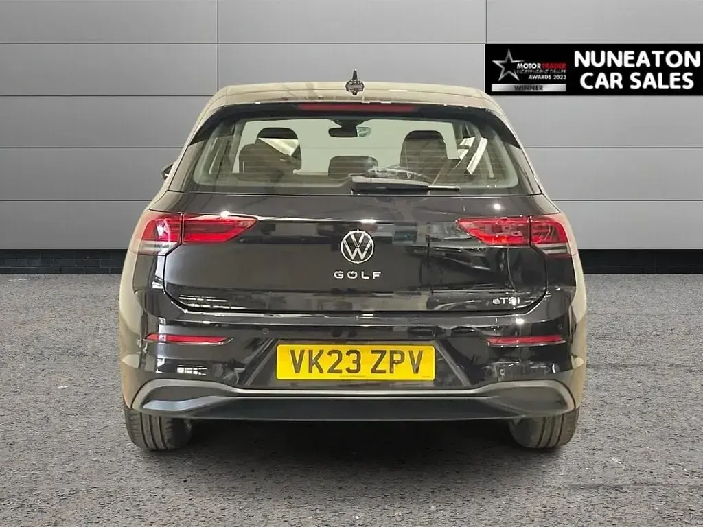 Second-hand VW Golf VIII S 150 CP (110 kW) 2023 Negru Hatchback