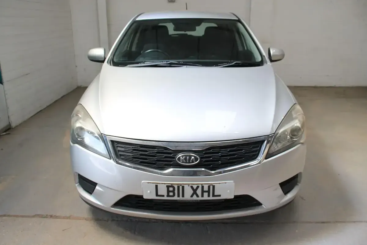 Used Kia Ceed 89 HP (65 kW) 2011 Silver Hatchback