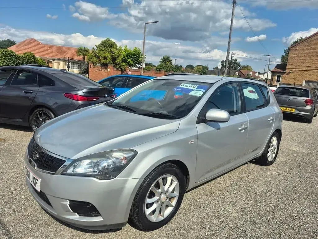 Used Kia Ceed 89 HP (65 kW) 2011 Silver Hatchback