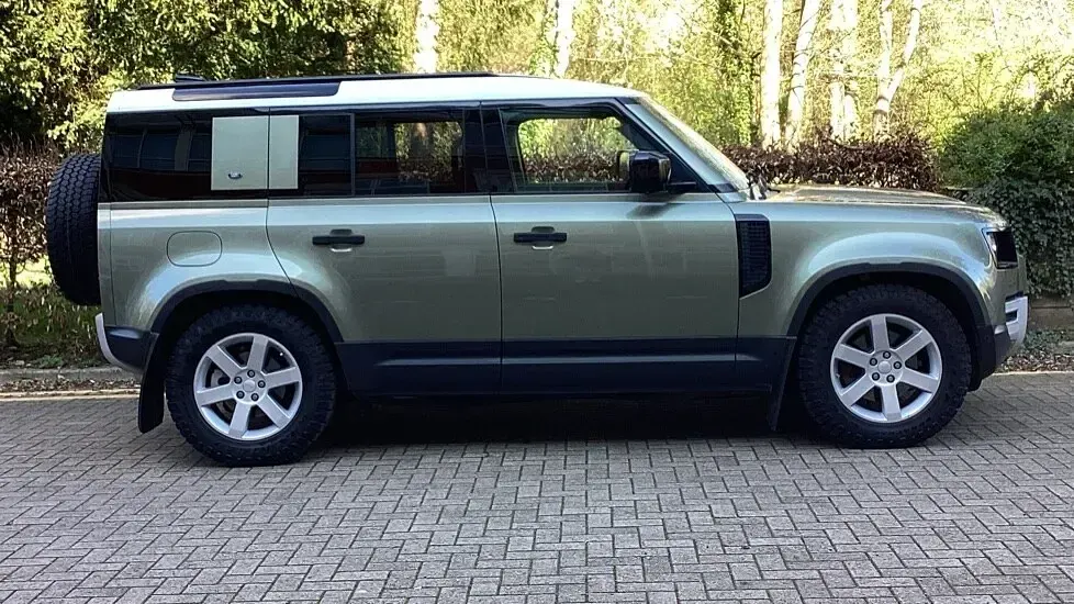 Used Land Rover Defender 200 HP (147 kW) 2020 Green SUV
