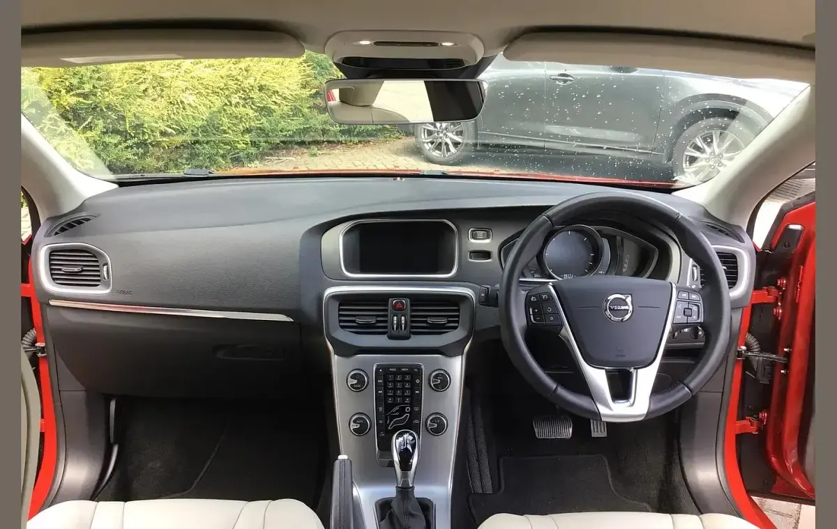 Used Volvo V40 Inscription 150 HP (110 kW) 2019 Red Hatchback