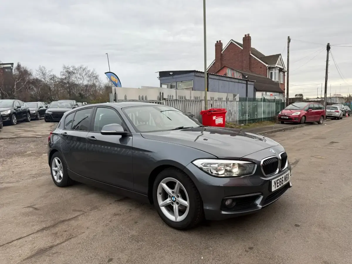 Begagnad BMW 116 Efficient Dynamics 2016 Grå Halvkombi