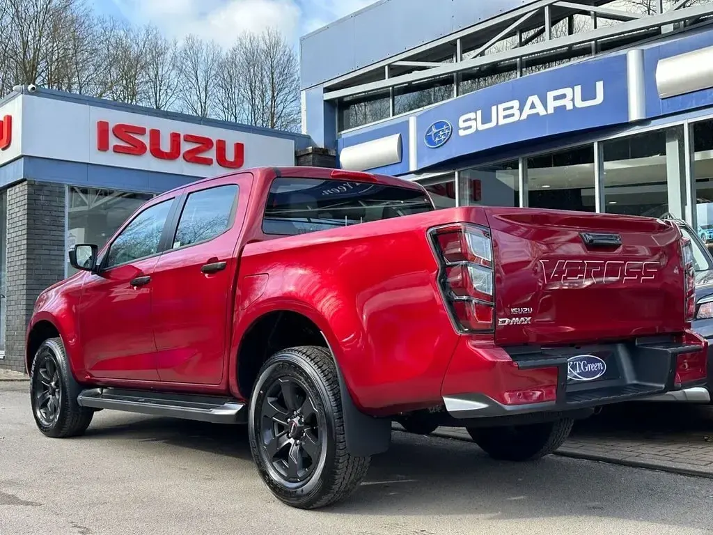 Used Isuzu D-Max 165 HP (121 kW) 2024 Red Pickup