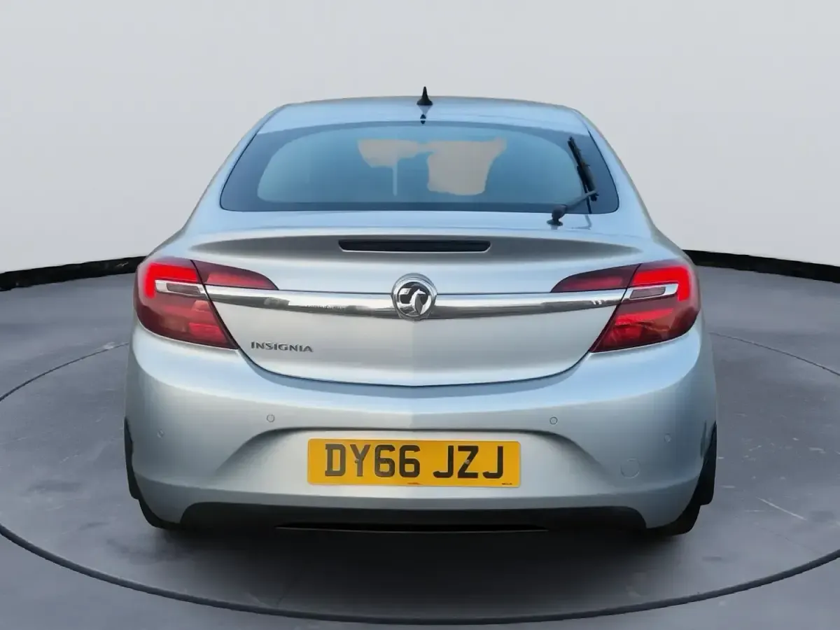 Used Vauxhall Insignia Design Edition 140 HP (102 kW) 2016 Silver Hatchback