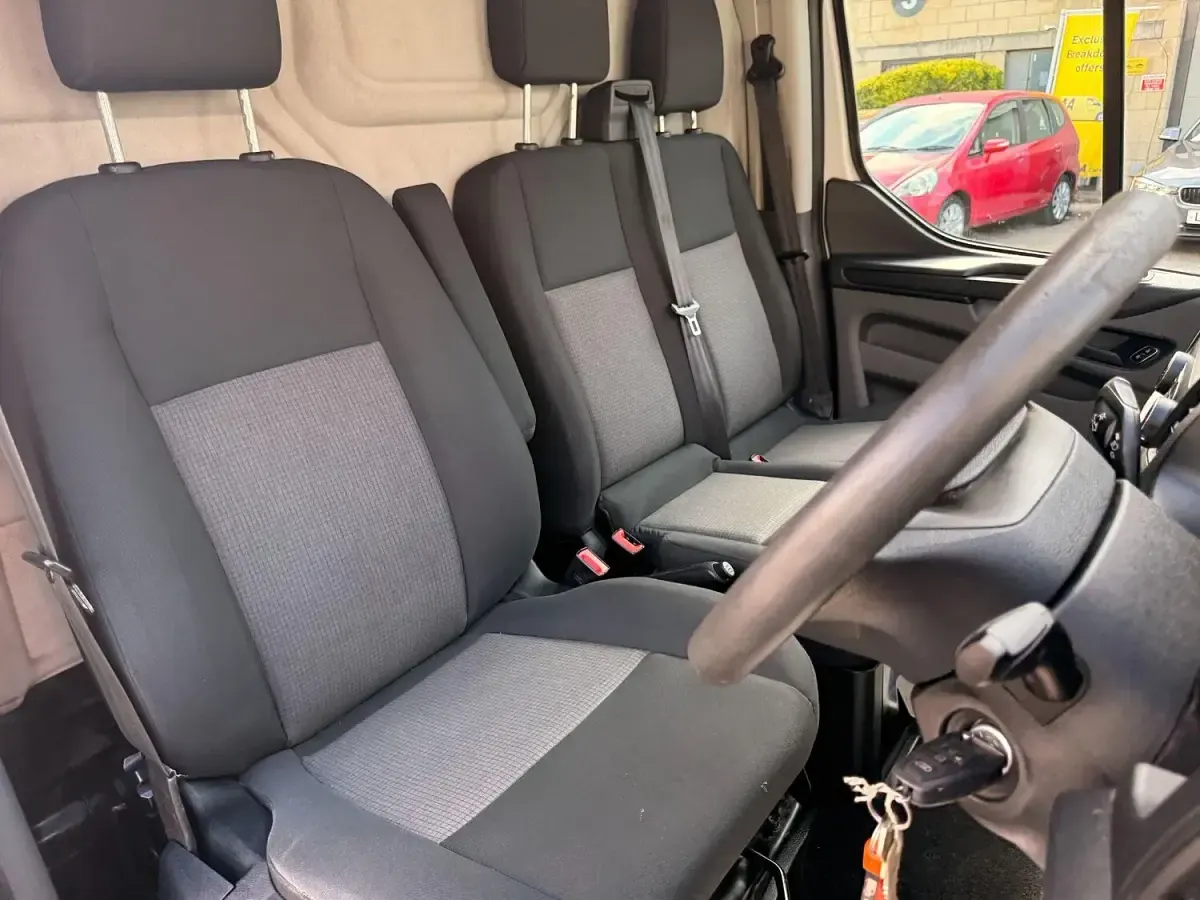 Used Ford Transit Custom 105 HP (77 kW) 2018 White Van