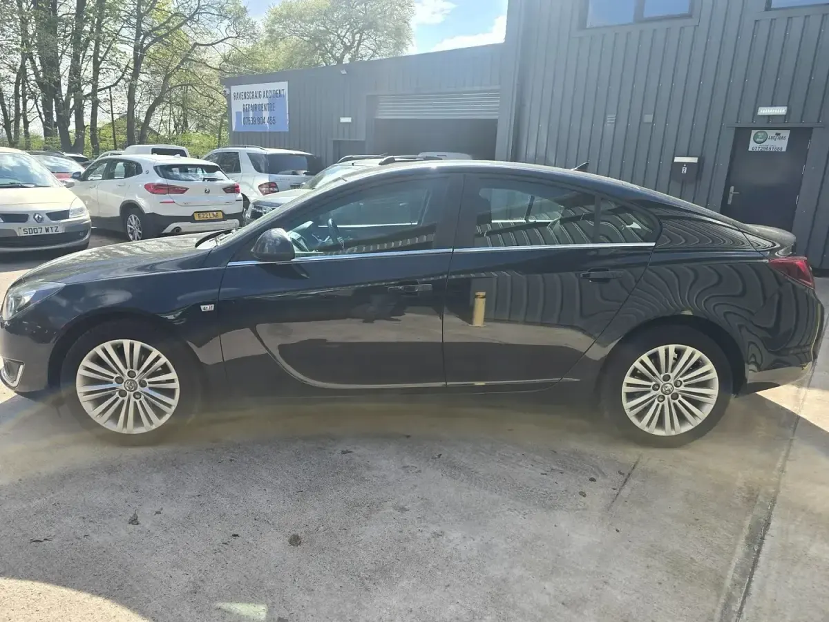 Begagnad Vauxhall Insignia Design Edition 140 HK (102 kW) 2014 Svart Halvkombi