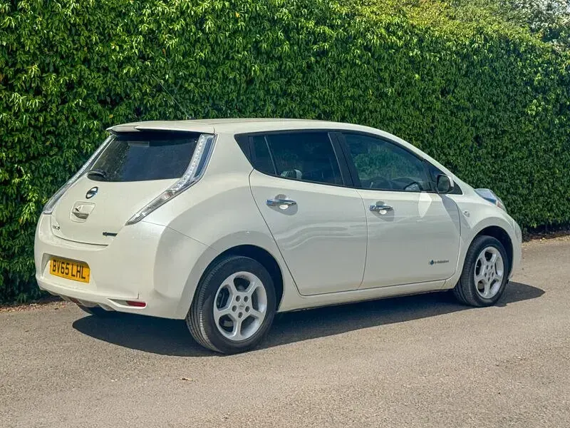 Begagnad Nissan Leaf Acenta 80 kW (109 HK) 2015 Vit Halvkombi
