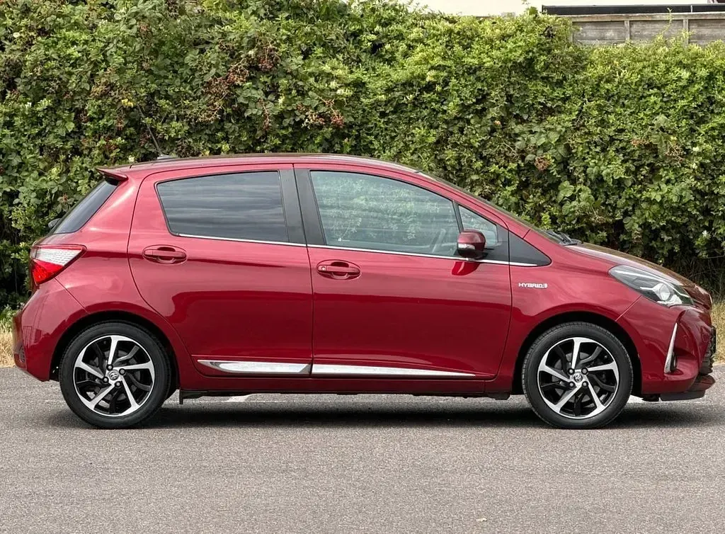 Used Toyota Yaris 100 HP (73 kW) 2020 Red Hatchback