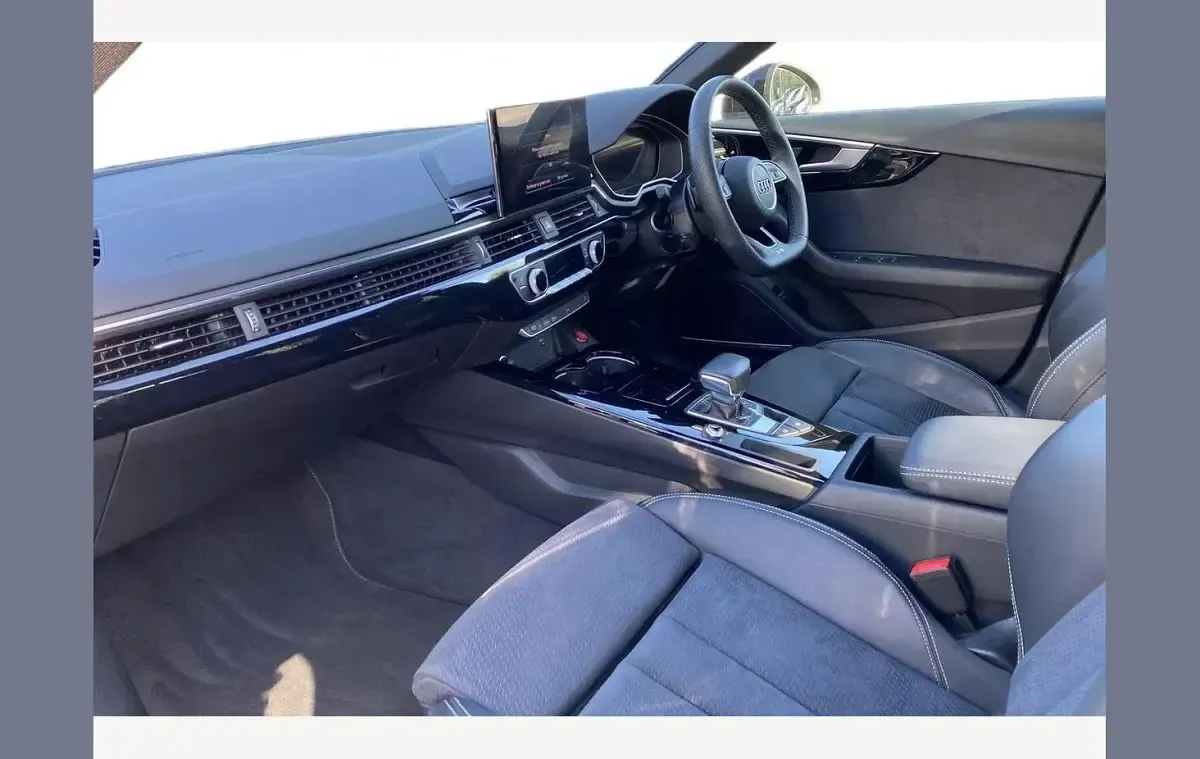 Usado Audi A4 Black Edition 150 HP (110 kW) 2023 Cinzento Sedan