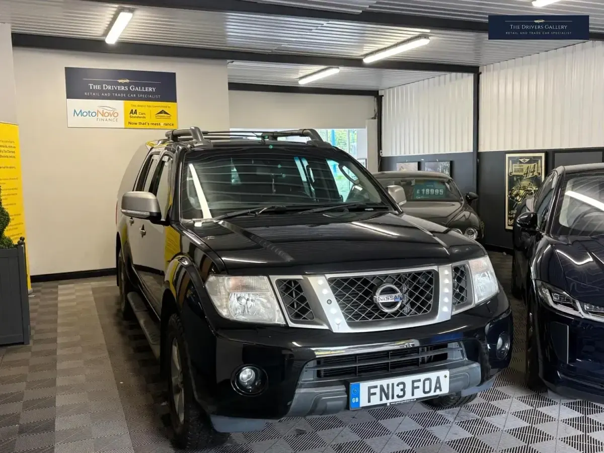 Used Nissan Navara Platinum 190 HP (139 kW) 2013 Black Pickup