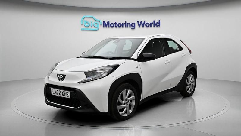 Used Toyota Aygo X PURE 72 HP (52 kW) 2022 White SUV