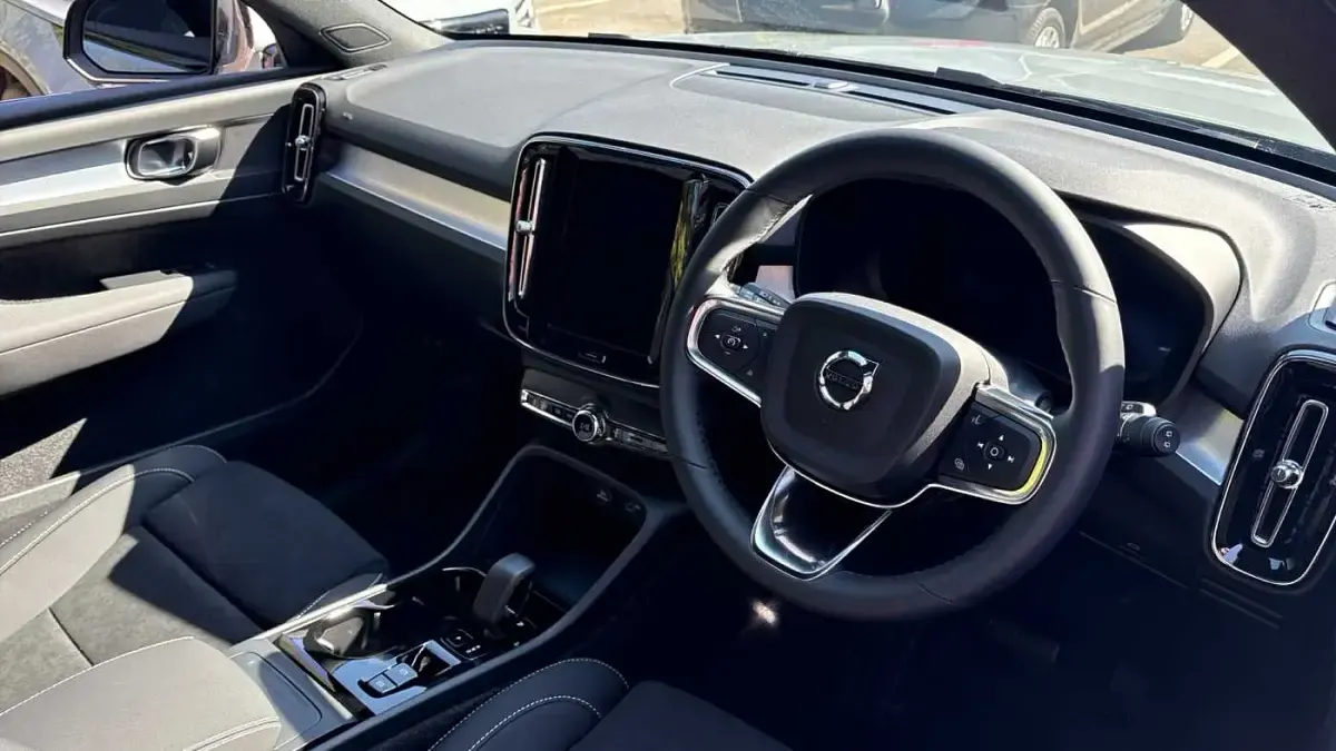 New Volvo XC40 Plus 161 HP (118 kW) 2027 SUV