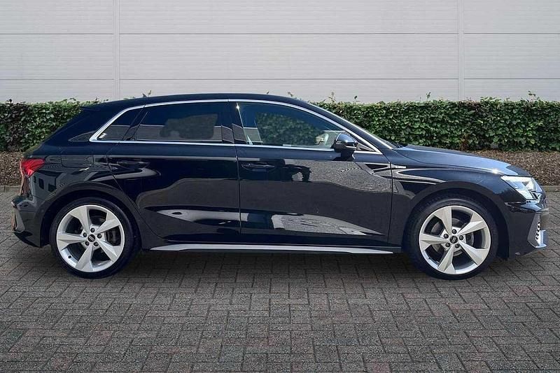 Begagnad Audi A3 S-Line 2023 Svart Sedan