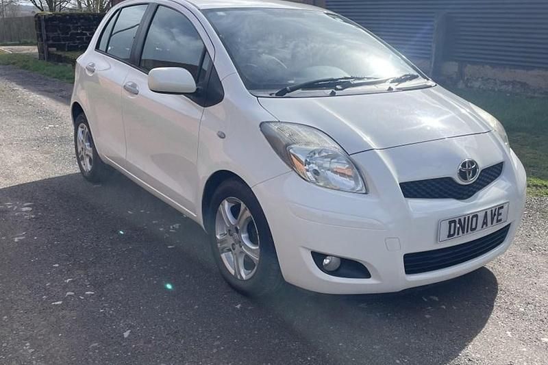 Used Toyota Yaris 101 HP (74 kW) 2010 White Hatchback