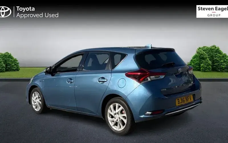 Used Toyota Auris Hybrid Business Edition 136 HP (100 kW) 2016 Blue Hatchback