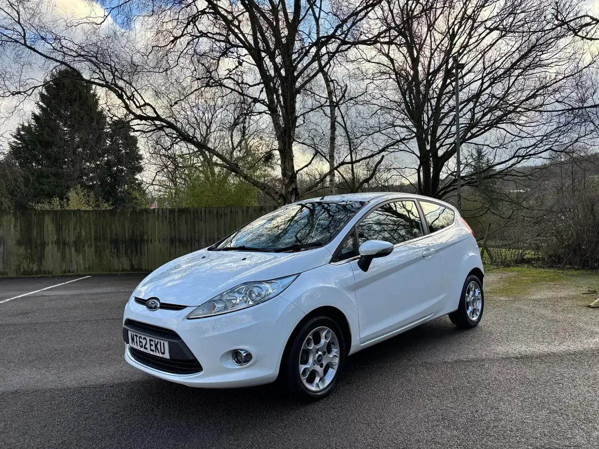 Used Ford Fiesta Zetec 82 HP (60 kW) 2012 White Hatchback