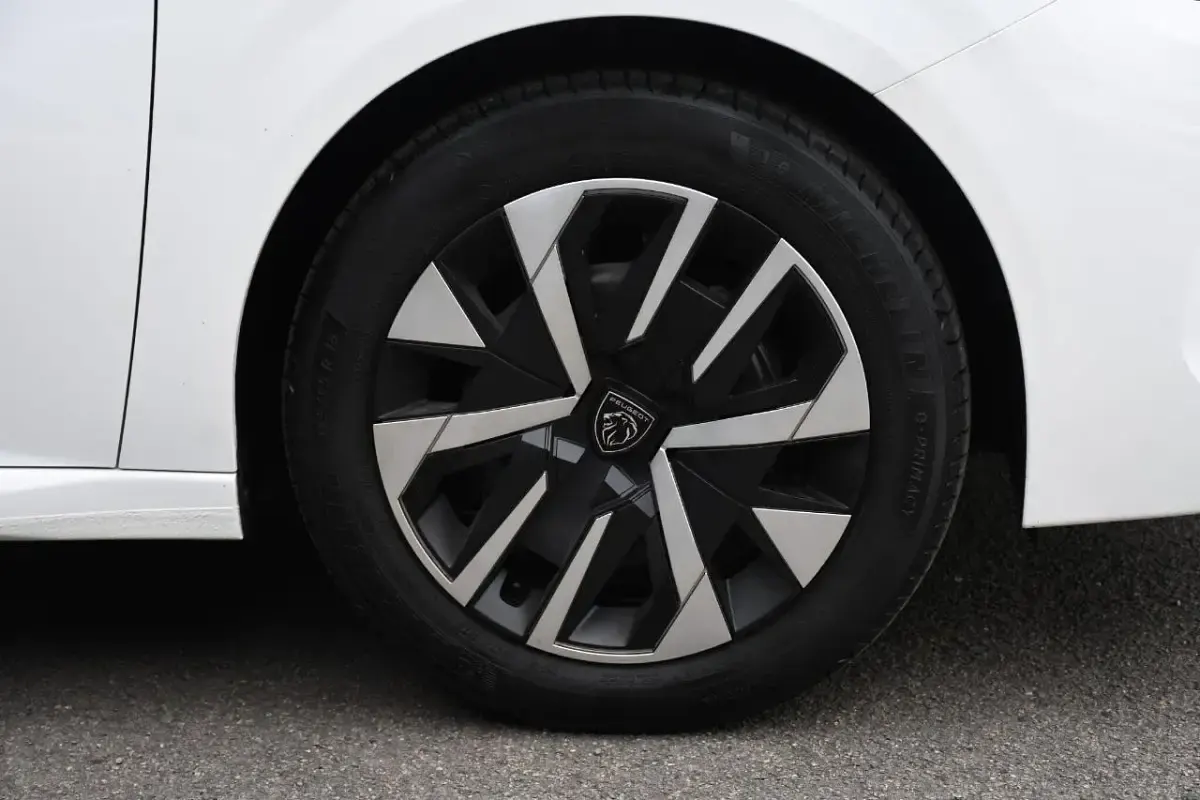 Gebraucht Peugeot 208 Active 74 PS (54 kW) 2023 Weiß Kleinwagen