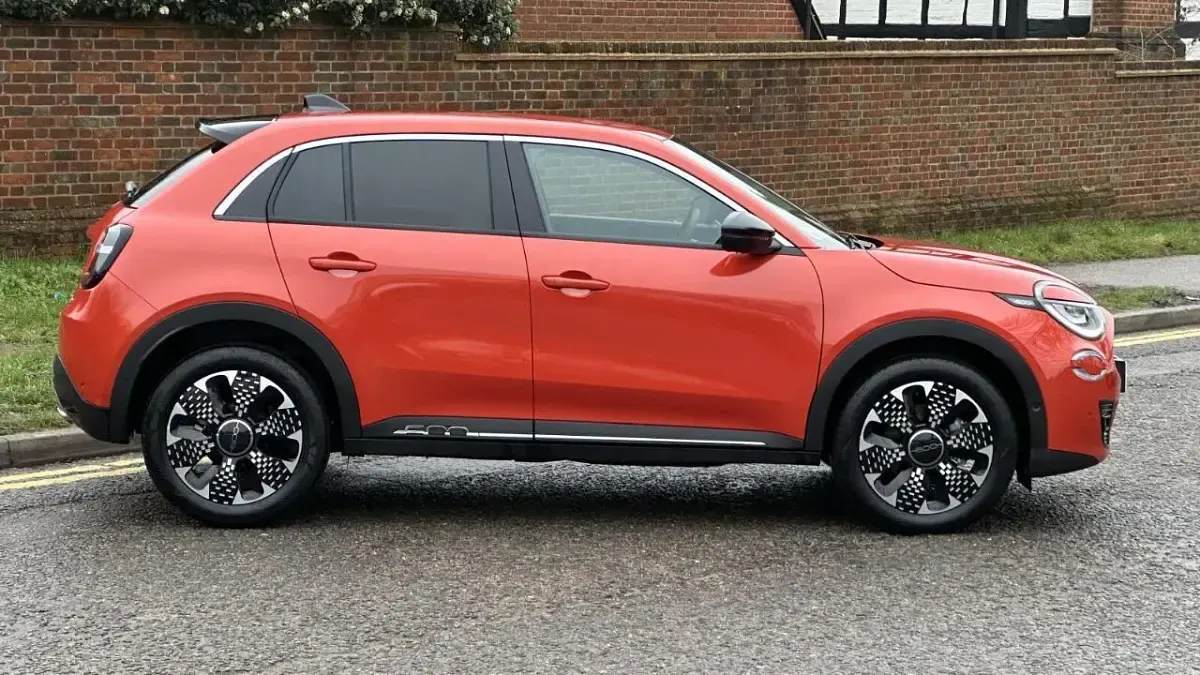 Usado Fiat 600 La Prima 134 HP (98 kW) 2025 Laranja Citadino
