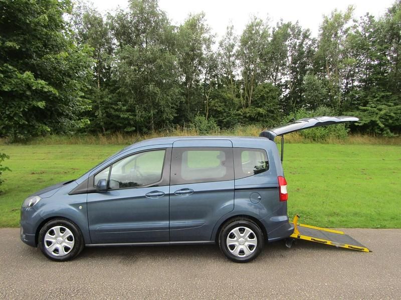 Blue Used 2020 Ford Tourneo Courier Zetec MPV | £10,495 (Fair price) - Image 1/3