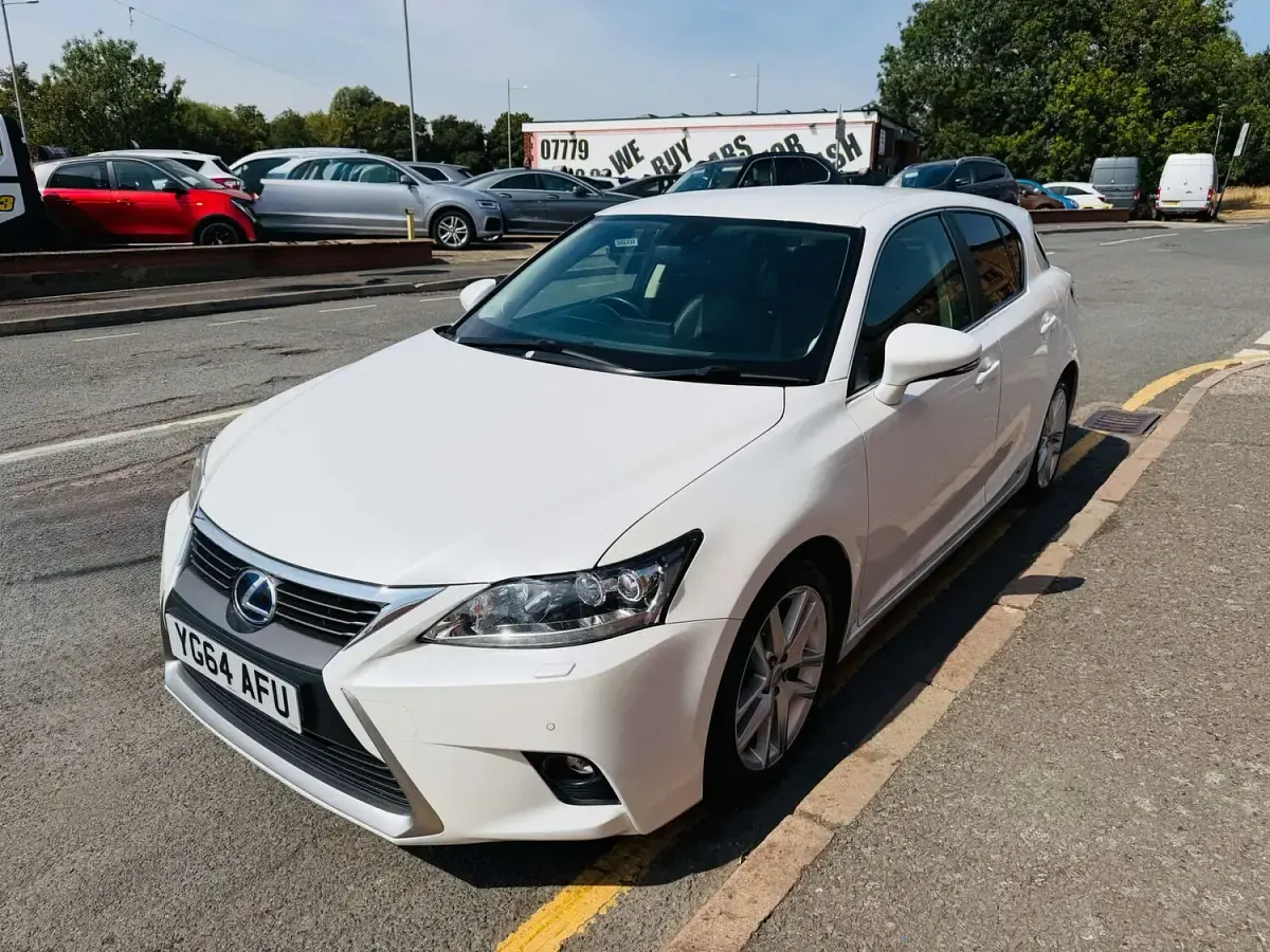 Used Lexus CT200h 136 HP (100 kW) 2014 White Hatchback