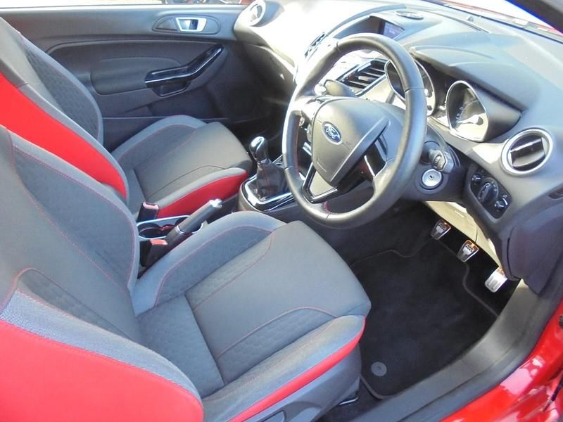 Used Ford Fiesta Zetec 140 HP (102 kW) 2016 Red Hatchback