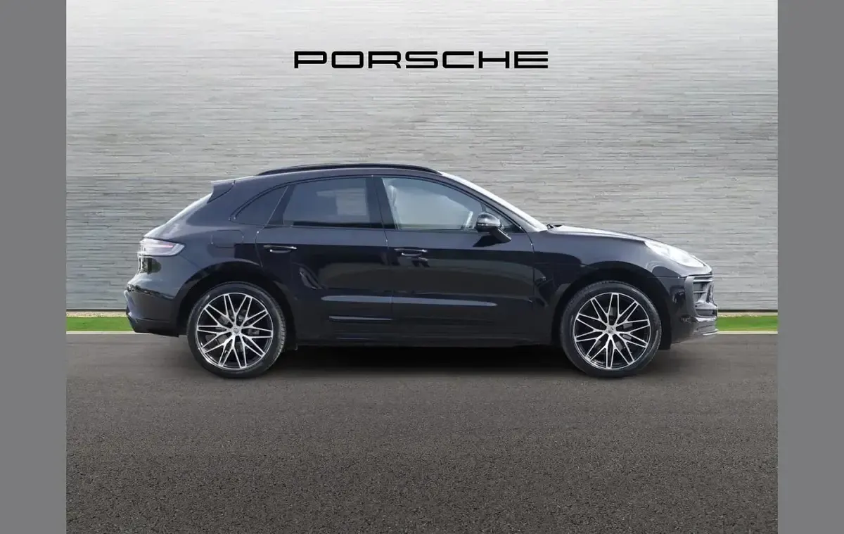 Used Porsche Macan 261 HP (191 kW) 2023 Black SUV