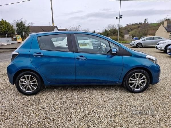 Used Toyota Yaris 99 HP (72 kW) 2014 Turquoise Hatchback