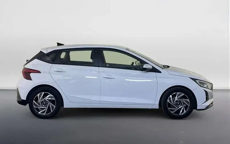Used Hyundai i20 Advanced 101 HP (74 kW) 2025 White Hatchback