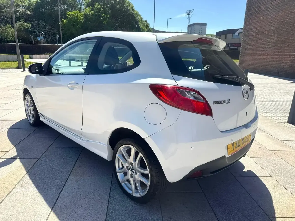 Used Mazda 2 Inclusive 102 HP (75 kW) 2013 White Hatchback