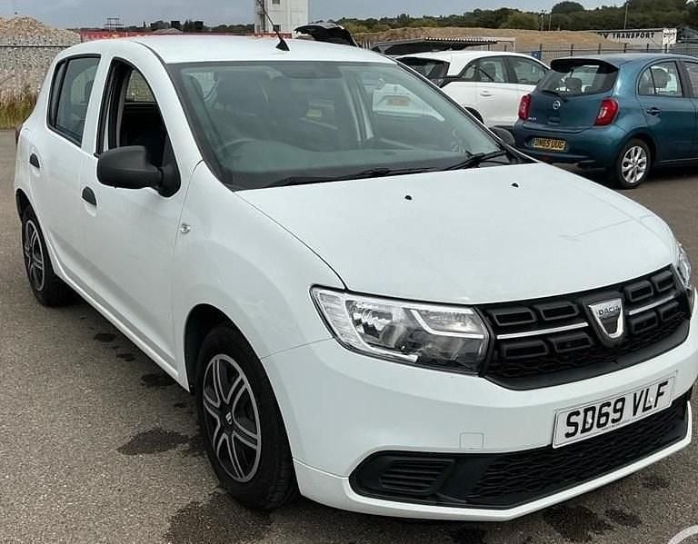Glacier white Used 2019 Dacia Sandero Essentiel Hatchback | £5,975 (Good price) - Image 1/4