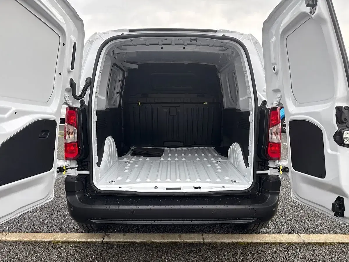 New Vauxhall Combo 130 HP (95 kW) 2026 Kaolin white MPV