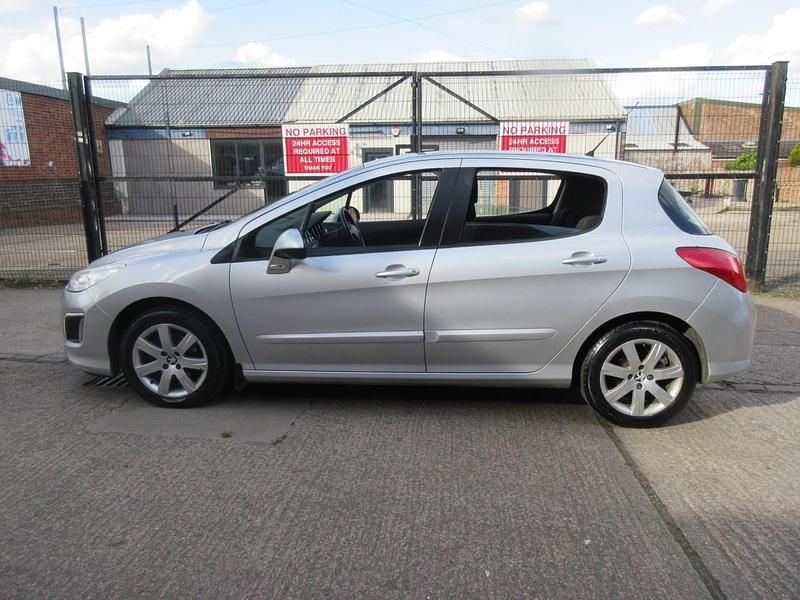 Używany Peugeot 308 Active 92 KM (67 kW) 2012 Srebrny Hatchback