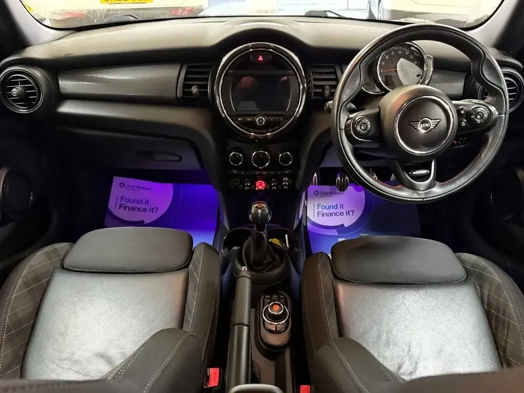 Używany Mini Cooper Hatch 136 KM (100 kW) 2019 Biały Hatchback