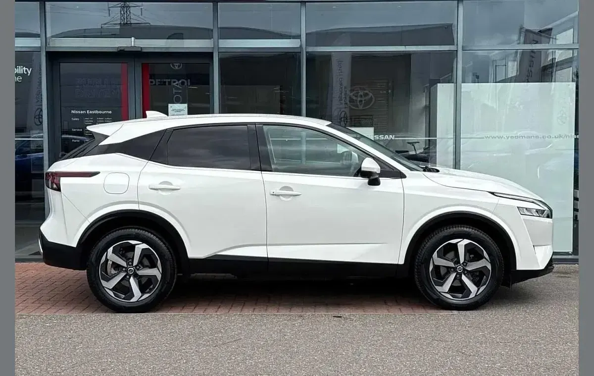 Used Nissan Qashqai N-Connecta 155 HP (114 kW) 2022 White SUV